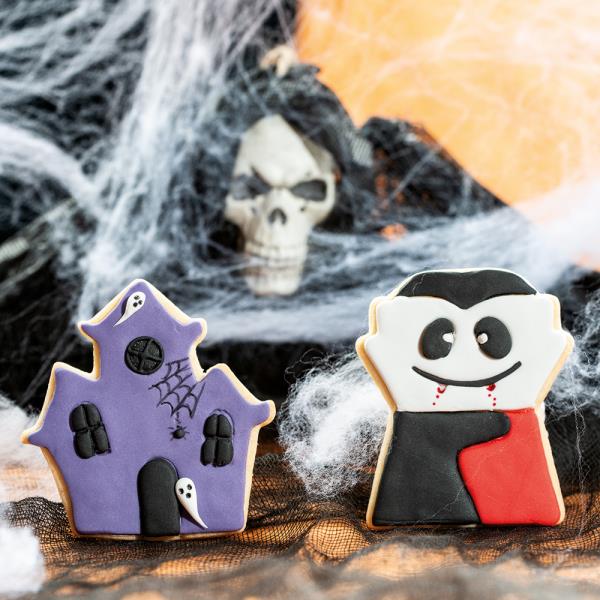 SET 2 TAGLIAPASTA IN PLASTICA VAMPIRO E CASETTA STREGATA