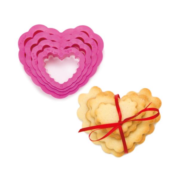 SET 4 TAGLIAPASTA IN PLASTICA CUORE FESTONATO 2 SET 4 TAGLIAPASTA IN PLASTICA CUORE FESTONATO