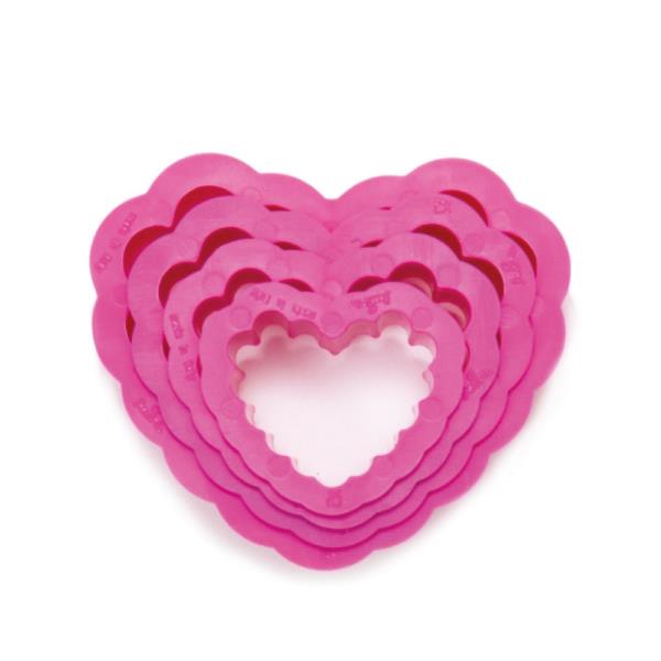 SET 4 TAGLIAPASTA IN PLASTICA CUORE FESTONATO 1 SET 4 TAGLIAPASTA IN PLASTICA CUORE FESTONATO