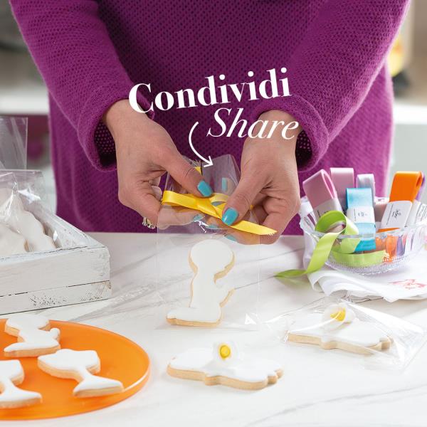 TAGLIAPASTA IN PLASTICA COMUNIONE BIMBA 5 TAGLIAPASTA IN PLASTICA COMUNIONE BIMBA