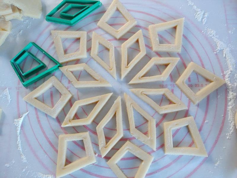 TAGLIAPASTA BIS-CROSTATA 1 pz.4 3 TAGLIAPASTA BIS-CROSTATA 1 pz.4