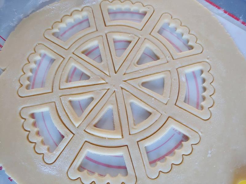 TAGLIAPASTA BIS-CROSTATA 2 pz.4 2 TAGLIAPASTA BIS-CROSTATA 2 pz.4