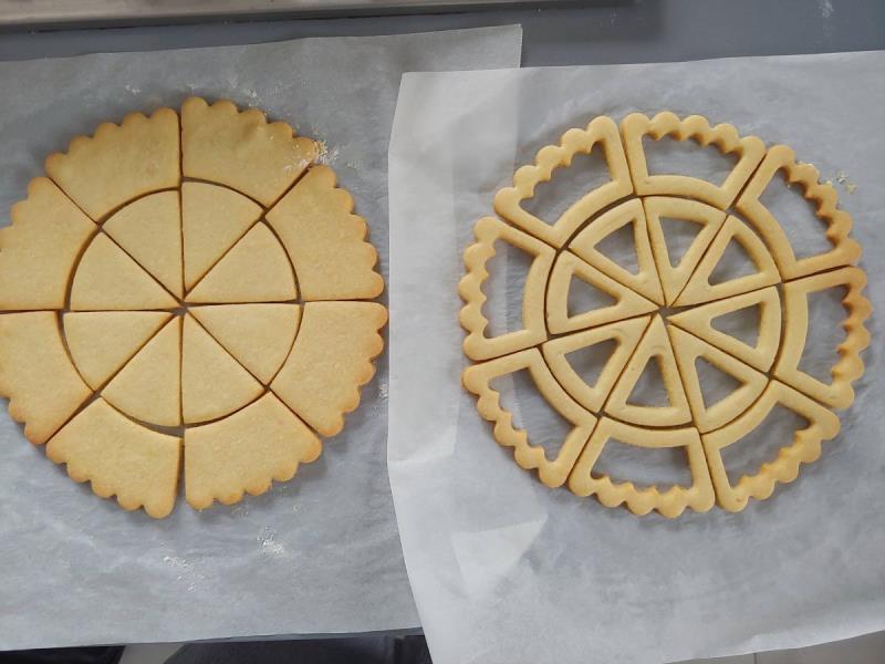 TAGLIAPASTA BIS-CROSTATA 2 pz.4 3 TAGLIAPASTA BIS-CROSTATA 2 pz.4