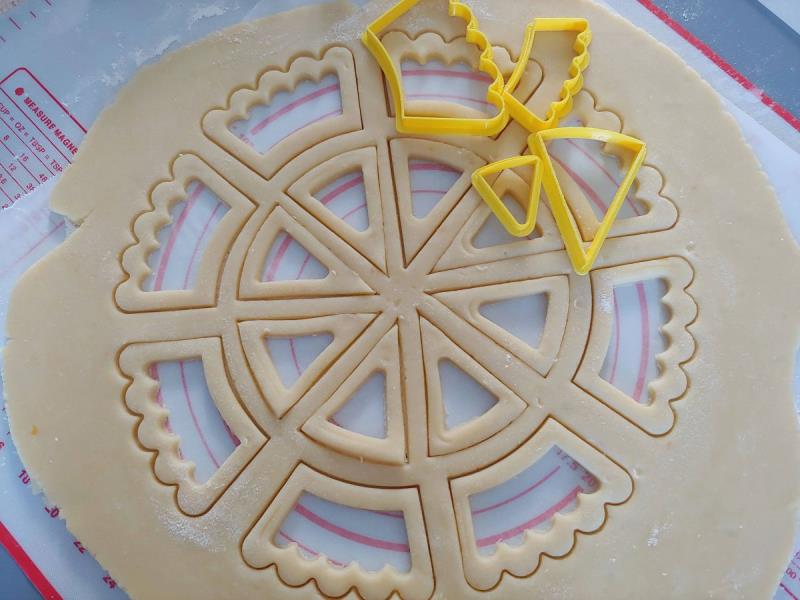 TAGLIAPASTA BIS-CROSTATA 2 pz.4 4 TAGLIAPASTA BIS-CROSTATA 2 pz.4