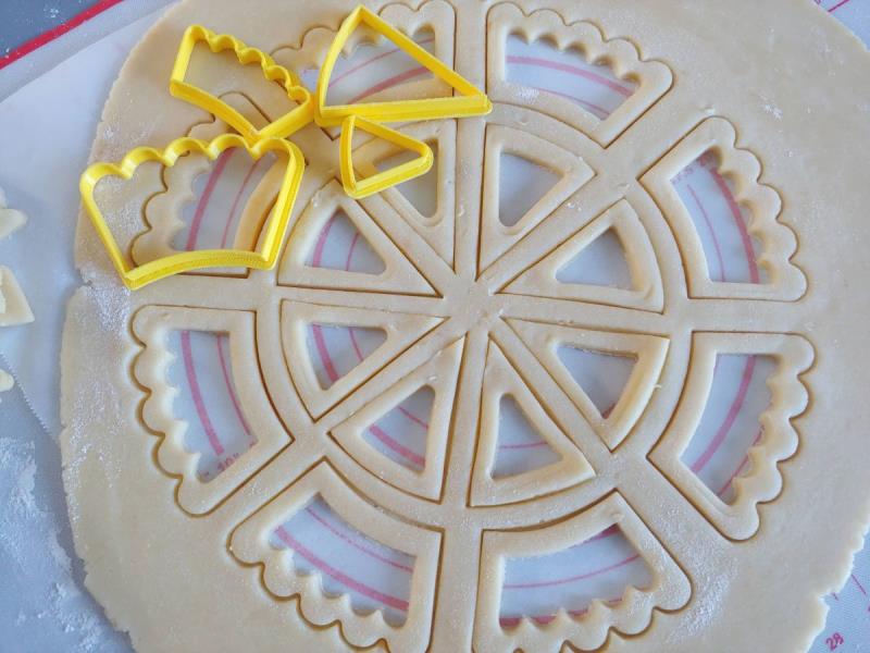 TAGLIAPASTA BIS-CROSTATA 2 pz.4 5 TAGLIAPASTA BIS-CROSTATA 2 pz.4